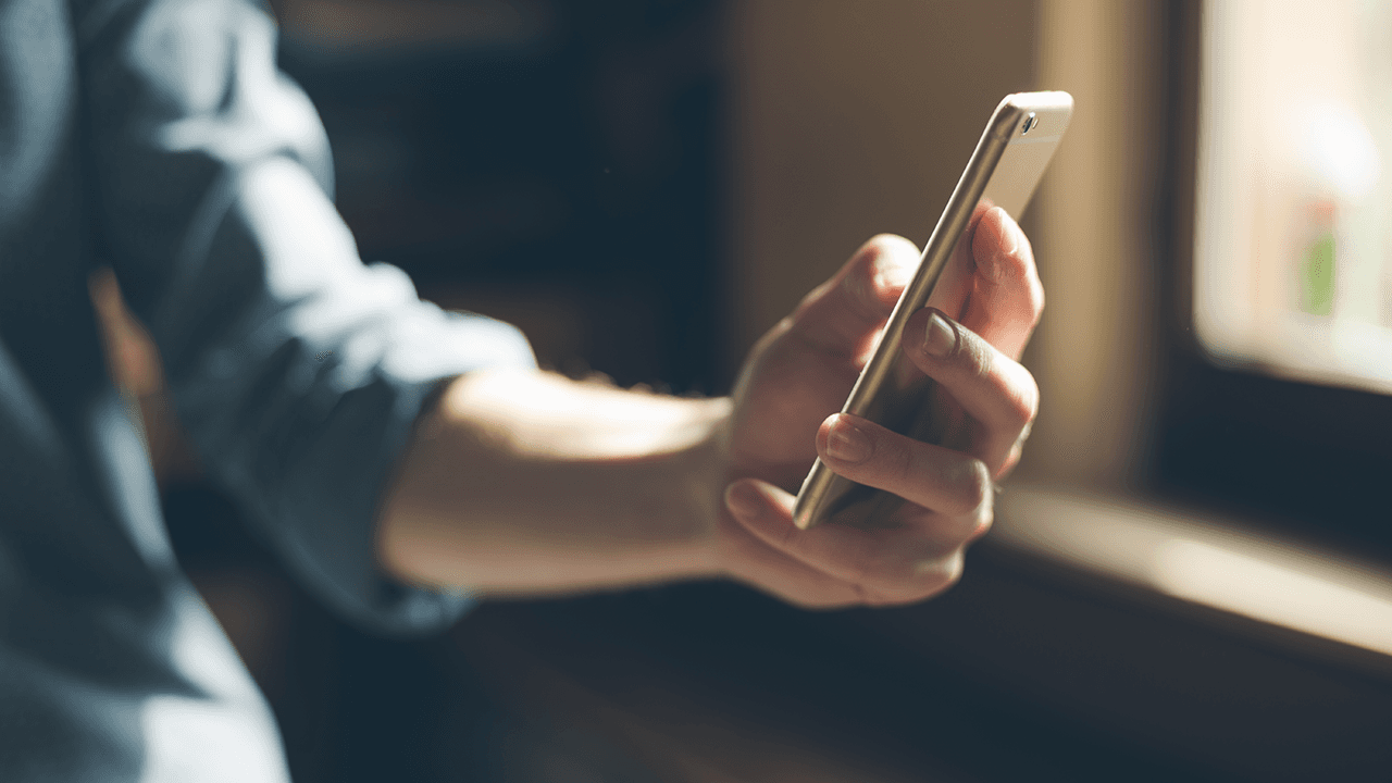 Female smart-phone-social-media